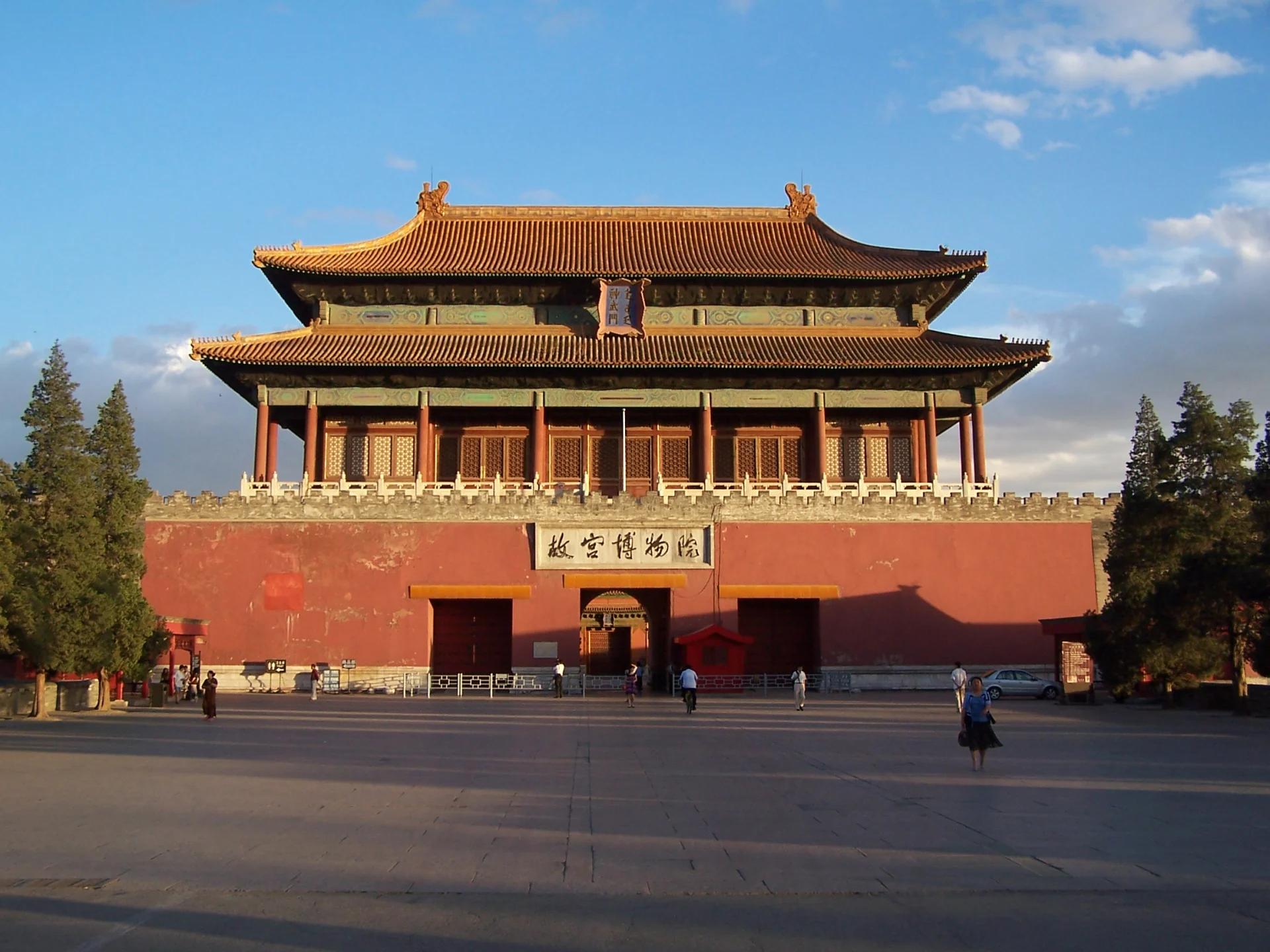 在中国历史建筑前开启文化探索